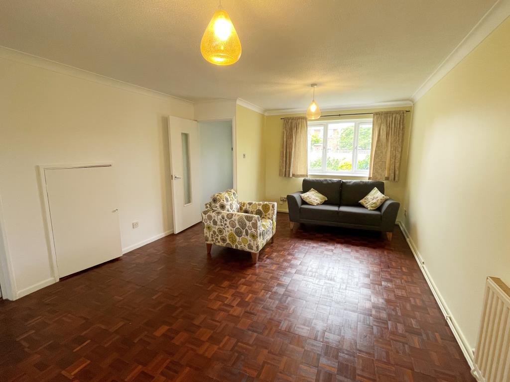 Lot: 91 - GROUND FLOOR FLAT IN GOOD ORDER - Living room